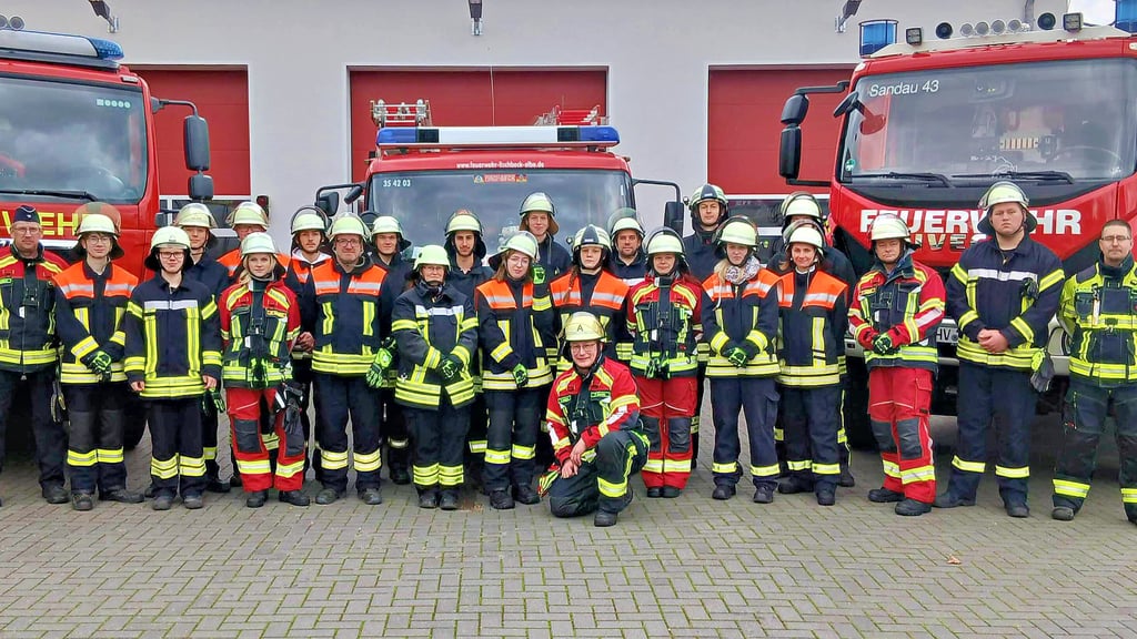 Teilnehmer des zweiten Truppmannlehrgangs in Fischbeck, der innerhalb einer Woche abgeschlossen wurde. Herkömmlich waren für die Ausbildung mehrere Wochenenden nötig.
