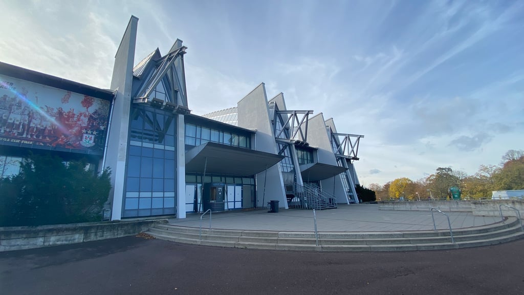 Die Getec-Arena in Magdeburg muss dringend saniert werden. Darüber hinaus plant die Stadt einen Neubau. Die Diskussionen in der Stadtpolitik haben begonnen.