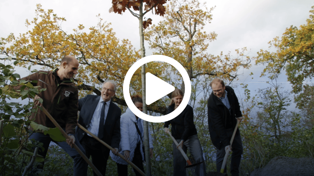 Einen Baum in Halle gepflanzt hat Ministerpräsident Reiner Haseloff.