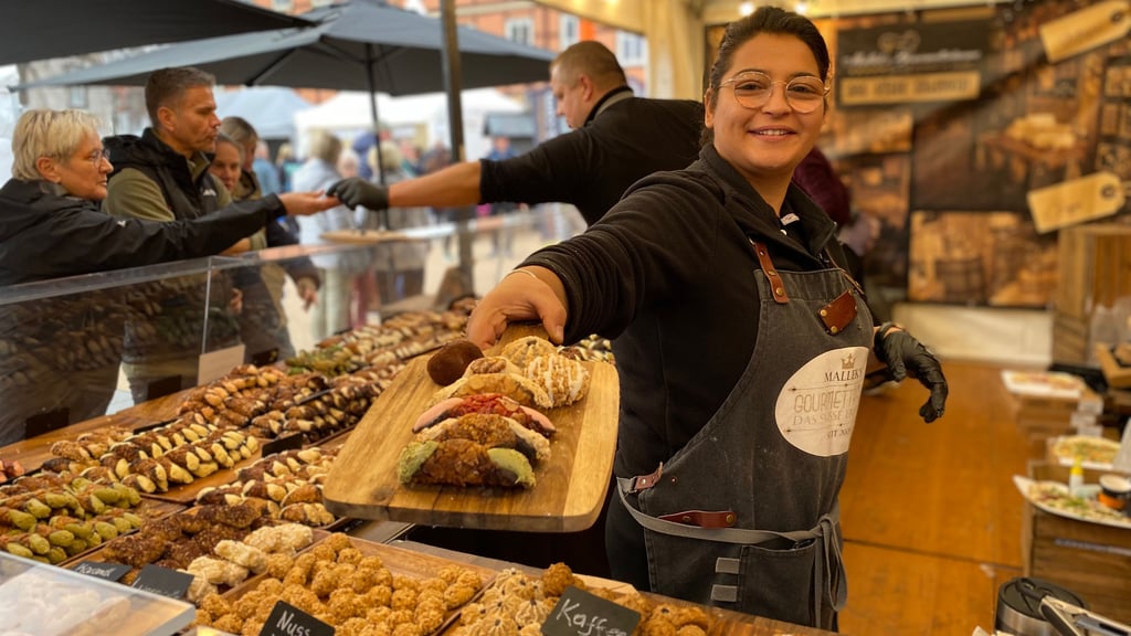 Mehr als 50 Aussteller präsentieren sich mit ihren süßen Spezialitäten bei der Chocolart 2025 in Wernigerode. Auch ein Team von Mallek's Gourmetträume aus Castrop-Rauxel ist vertreten.
