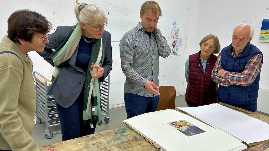 Sommeratelier-Teilnehmer Soenke Thaden spricht  mit den Besuchern über seine Werke.