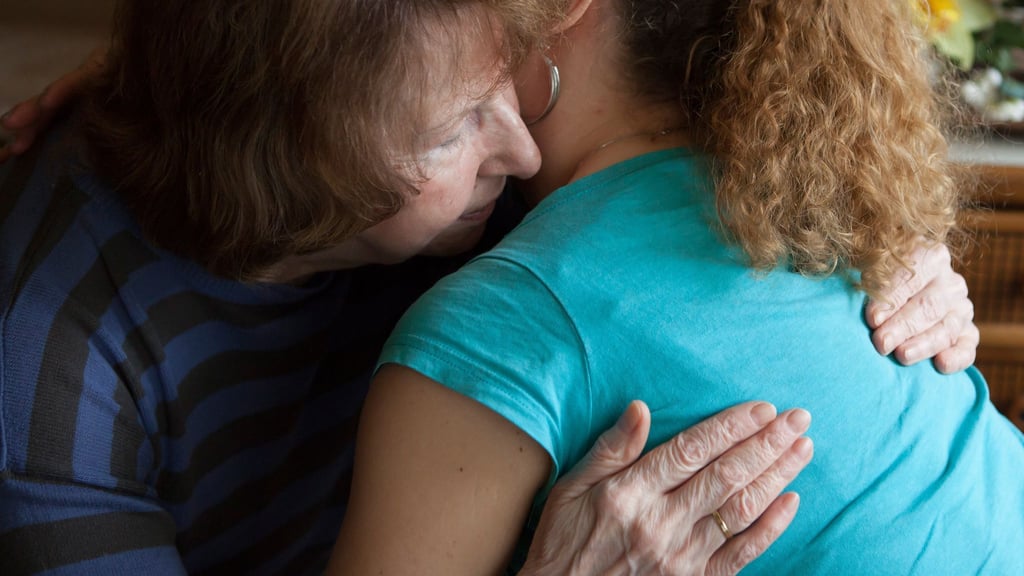Einsamkeit durch Schmerzen: Damit es dazu nicht kommt, können Angehörige Pflegebedürftige unterstützen.