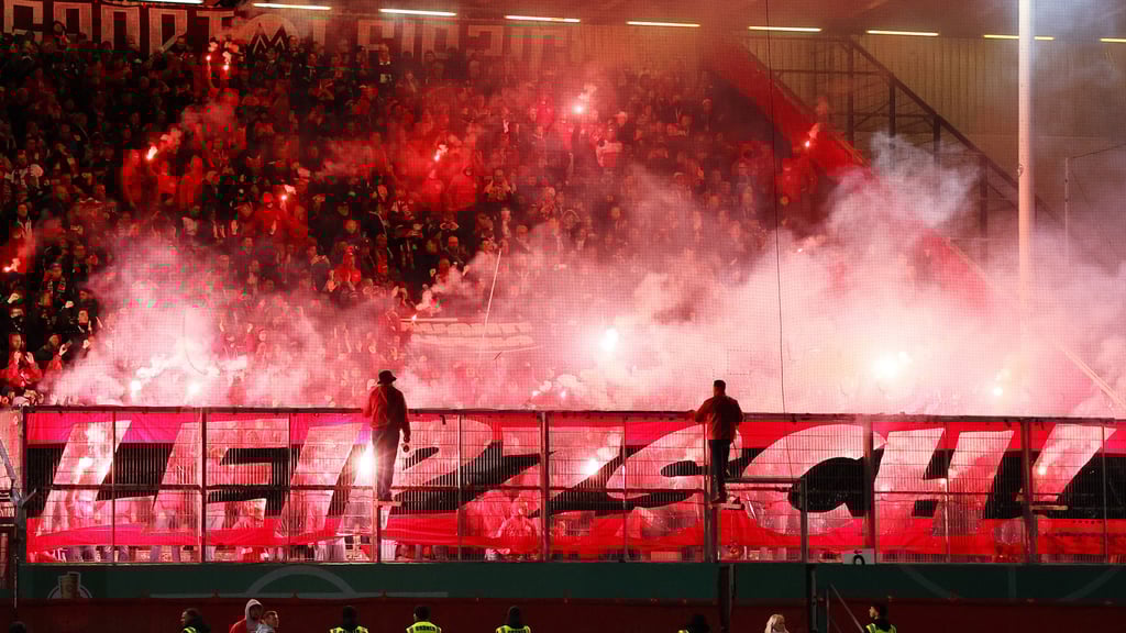 Der Block brennt: Auswärtsfans von RB „Leipzsch” bei Energie Cottbus-