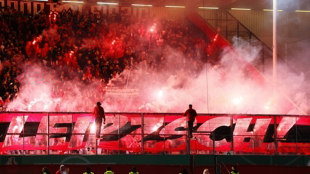Der Block brennt: Auswärtsfans von RB „Leipzsch” bei Energie Cottbus-