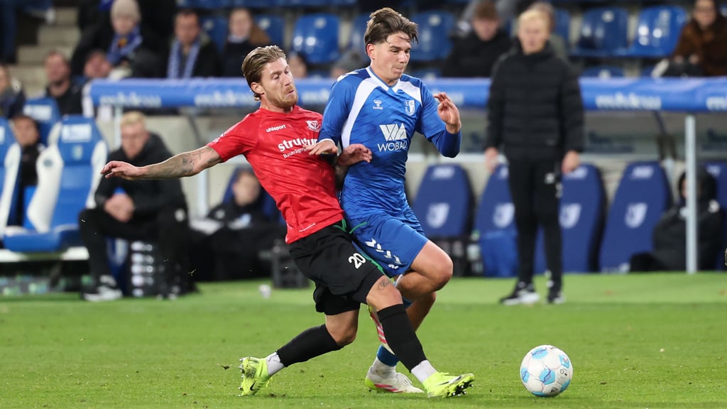 Philip Türpitz (hier links im Duell mit Dariusz Stalmach) besiegte den 1. FC Magdeburg II bei seiner Rückkehr mit der VSG Altglienicke.