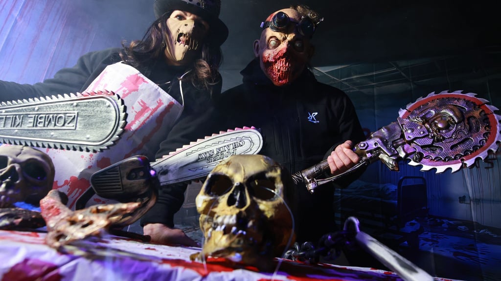 Andrea Spindler und Andy Bosse stehen maskiert in einem Raum ihres Horrorhauses.