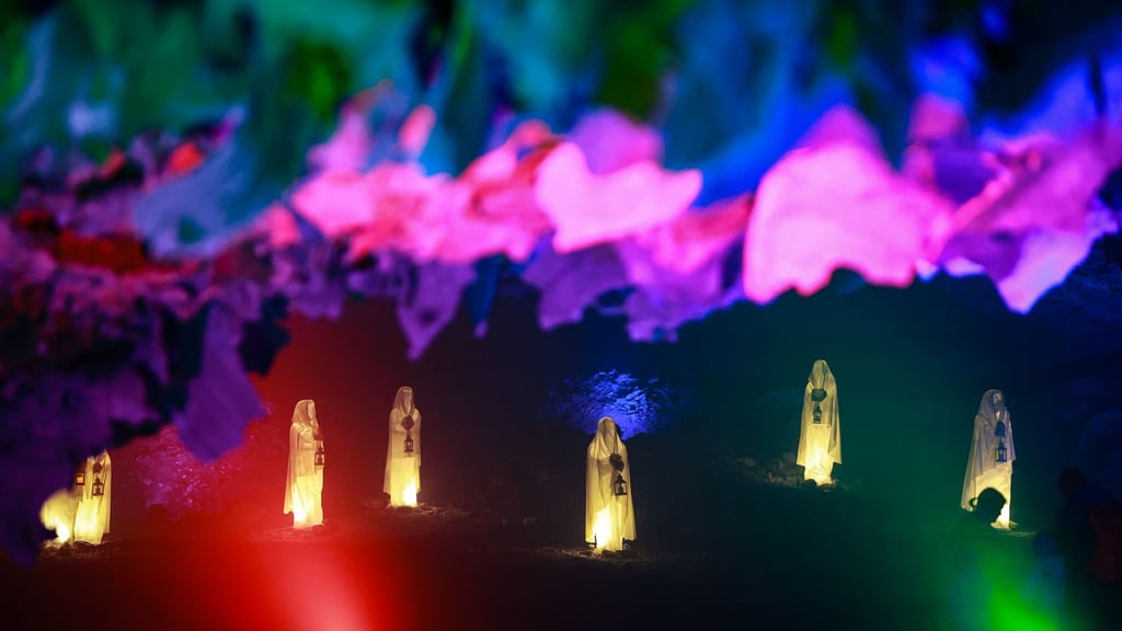 Hexen, schaurige Nonnen und ein Voodoo-Priester sorgen für Gruselstimmung in der Barbarossahöhle. (Archivbild)