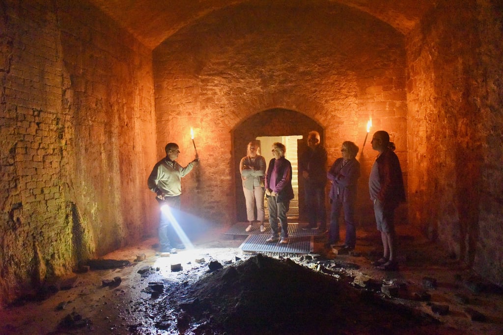 Andrè Rudolph und  Janet Großkopf führten die Gäste beim Tag des offenen Denkmals durch die Unterwelt von Friedeburg.