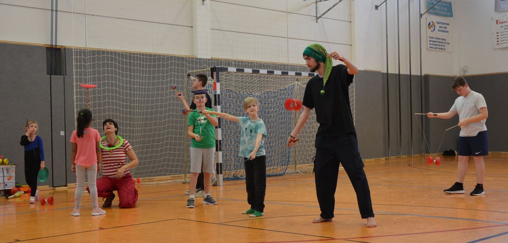 In der Regel nehmen bis zu 70 Kinder aus Oschersleben und der Umgebung am Ferienprogramm des Awolino-Mitmachzirkus teil. Sie üben unter professioneller Anleitung artistische Kunststücke.