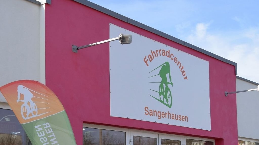 Blick auf das Fahrradcenter in Sangerhausen. Diebe verursachten bei dem Einbruch 100.000 Euro Schaden. Die Firma setzt jetzt eine Belohnung von insgesamt 5.000 Euro für Hinweise auf die Täter aus.