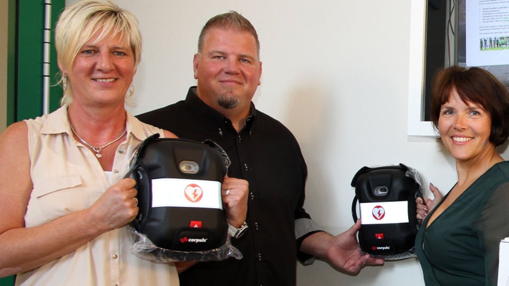 Ines Sommer (rechts) und Bürgermeister Frank Nase haben  lebensrettenden Defibrillatoren an die Barleber Kindereinrichtungen übergeben, so auch an Kerstin Martin von der Kita "Birkenwichtel" in Meitzendorf.