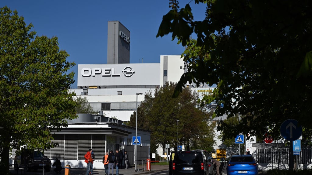 Bei dem Produktionsstopp gehe es um insgesamt vier Schichten am Mittwoch und Donnerstag, sagte ein Unternehmenssprecher auf Anfrage. (Archivbild)