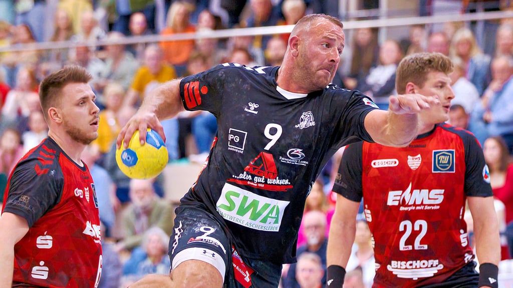 Das letzte Duell im April gewann der HC Aschersleben, hier mit Chris Hoffmann beim Wurf, in Staßfurt. 