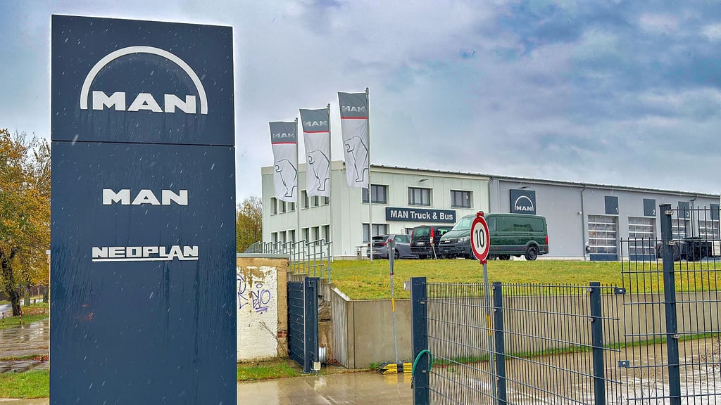 Der MAN-Standort in Kemberg bleibt vorerst in Betrieb: Noch bis Ende 2026 werden hier Lkw gewartet und repariert, bevor das Team von „Kress & Zapp“ in die neue Nutzfahrzeugwerkstatt nach Wittenberg umzieht.