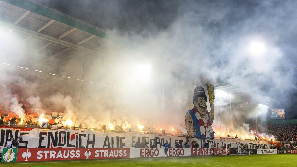 Pyro, Choreo und Gesang: der Fan-Block von Energie Cottbus beim Pokalspiel gegen RB Leipzig.
