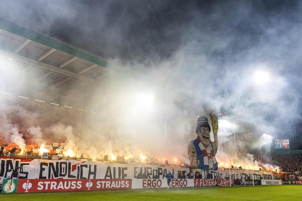 Pyro, Choreo und Gesang: der Fan-Block von Energie Cottbus beim Pokalspiel gegen RB Leipzig.