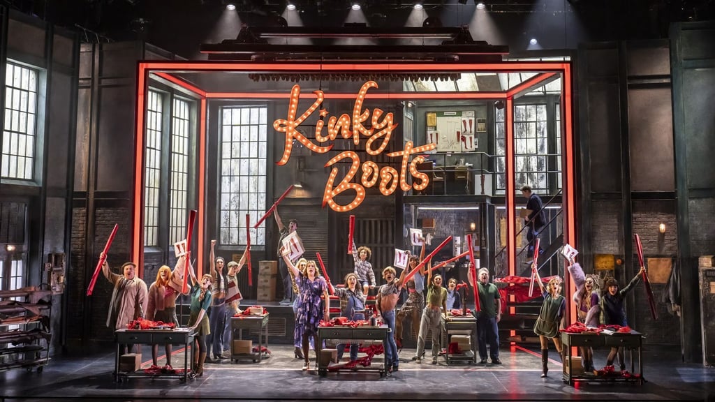 „Kinky Boots“ erzählt die Geschichte von Charlie Price, der die angeschlagene Schuhfabrik seines toten Vaters erbt.