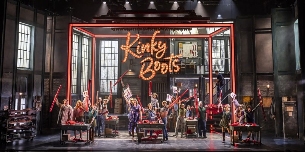 „Kinky Boots“ erzählt die Geschichte von Charlie Price, der die angeschlagene Schuhfabrik seines toten Vaters erbt.
