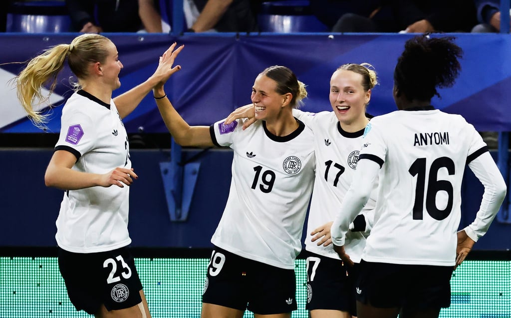 Klara Bühl (Nr. 19) freut sich über ihr Tor zum 2:1.