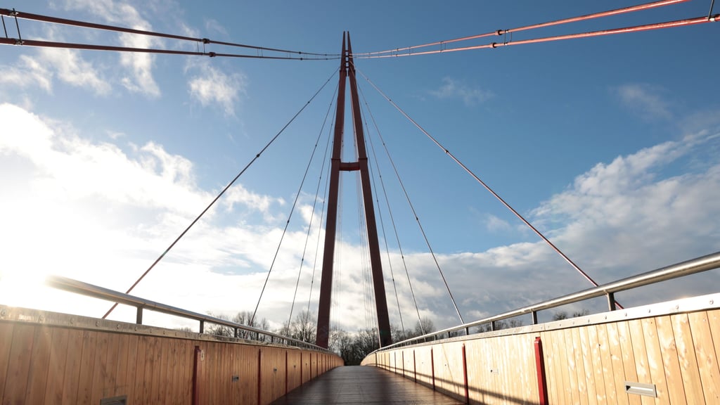 Die Rotehornbrücke am Cracauer Wasserfall in Magdeburg ist bald nur eingeschränkt nutzbar.