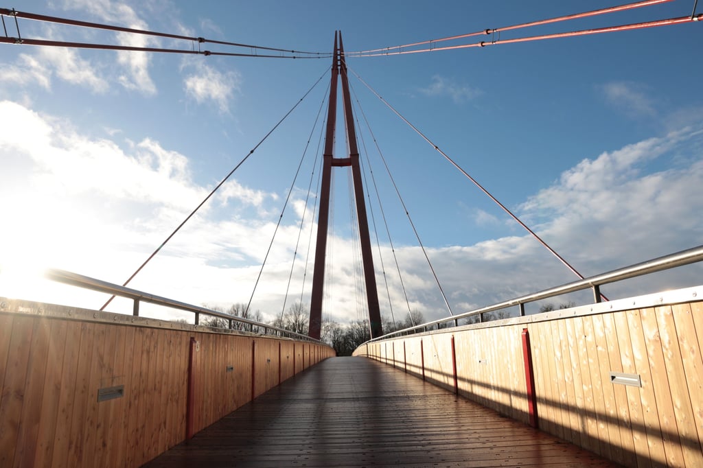 Die Rotehornbrücke am Cracauer Wasserfall in Magdeburg ist bald nur eingeschränkt nutzbar.