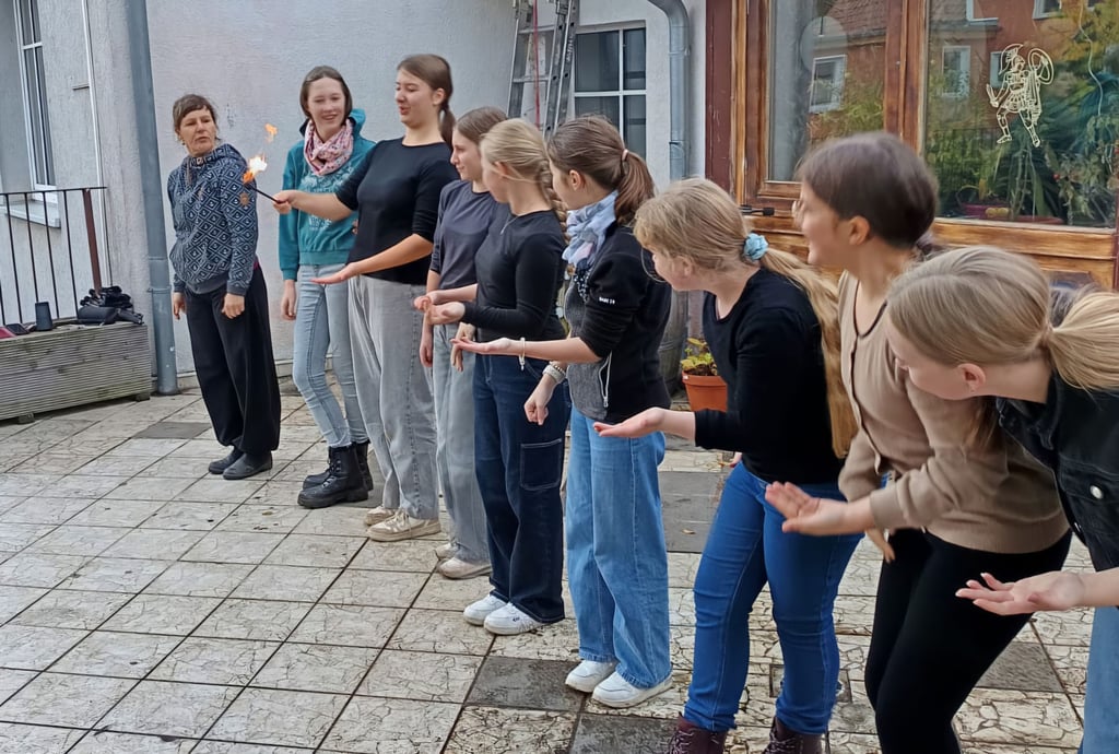 Am Donnerstag wollen die jungen Workshopteilnehmer, die von Silvana Lehmann angeleitet wurden, mit einer Feuershow begeistern.