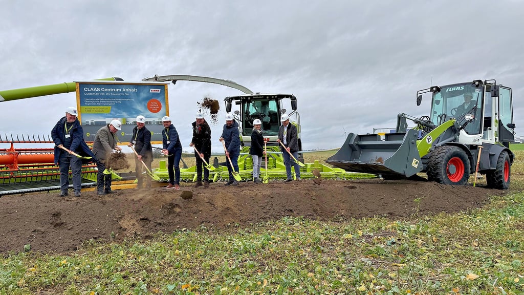 Symbolischer Spatenstich für das Claas Centrum Anhalt:  Neben dem Autohof Bitterfeld werden zehn Millionen Euro investiert. 