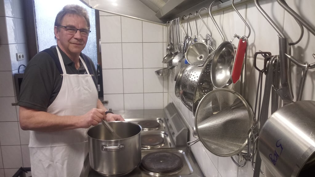 Torsten Küpper hat in der Küche der Remkersleber Gaststätte „Zur Linde“ auch an den Feiertagen alle Hände voll zu tun.