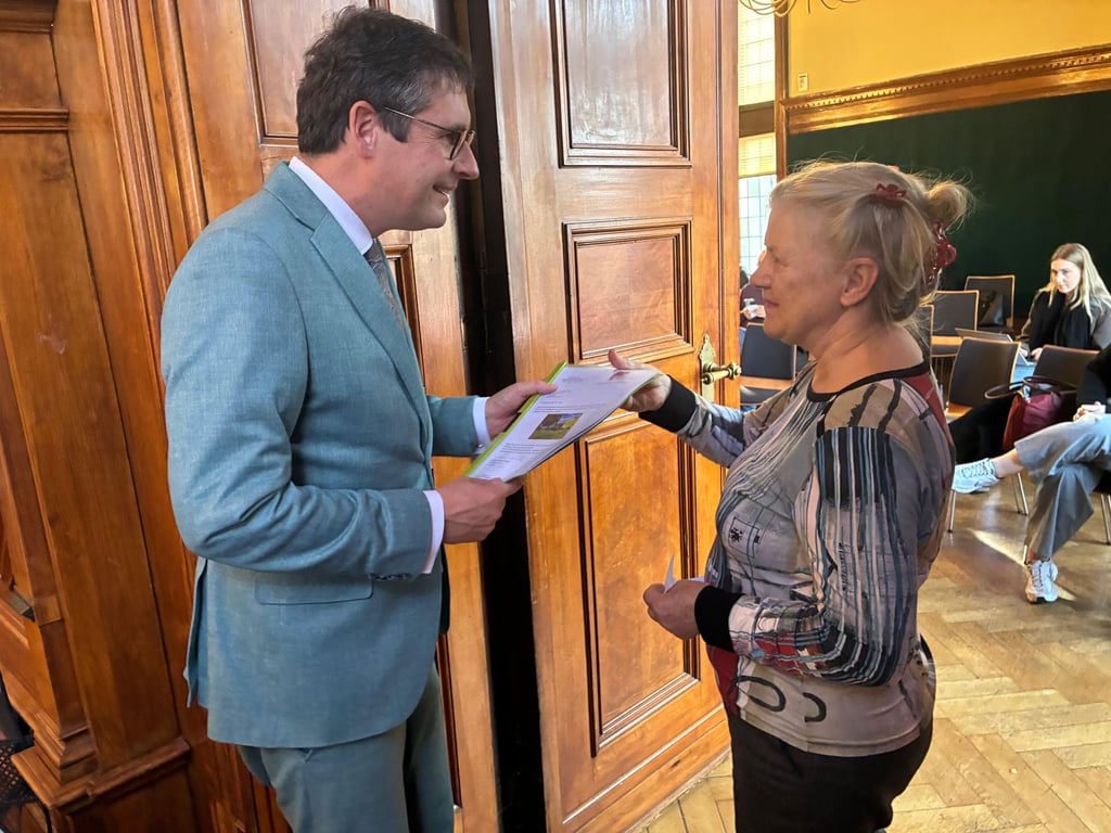 OB Vogt nahm eine Liste mit Themen aus Reideburg entgegengenommen.