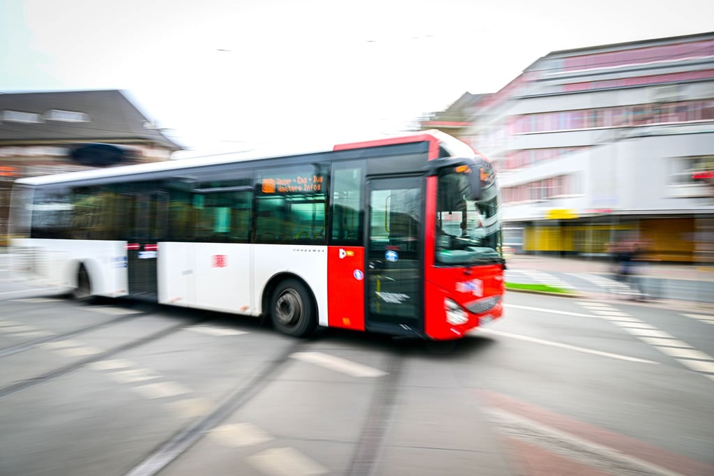 Ein 21-jähriger Autofahrer geriet auf die Busspur - dort prallte sein Wagen mit einem Bus zusammen. (Symbolbild)