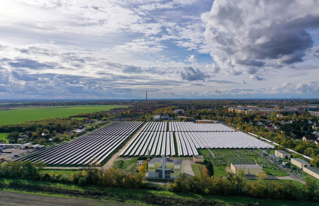  Bauleute errichten eine riesige Solarthermieanlage am Rande von Leipzig (Aufnahme mit Drohne). Die den Bauherren zu Folge größte Solarthermieanlage Deutschlands soll ab Mai 2026 Fernwärme ins Leipziger Netz liefern.  40 Millionen Euro kostet der Bau.