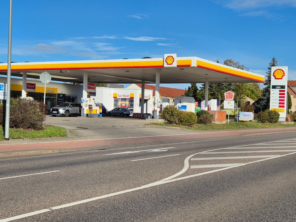 Die Shell-Tankstelle an der Magdeburger Chaussee ist am 18. Oktober überfallen worden.
