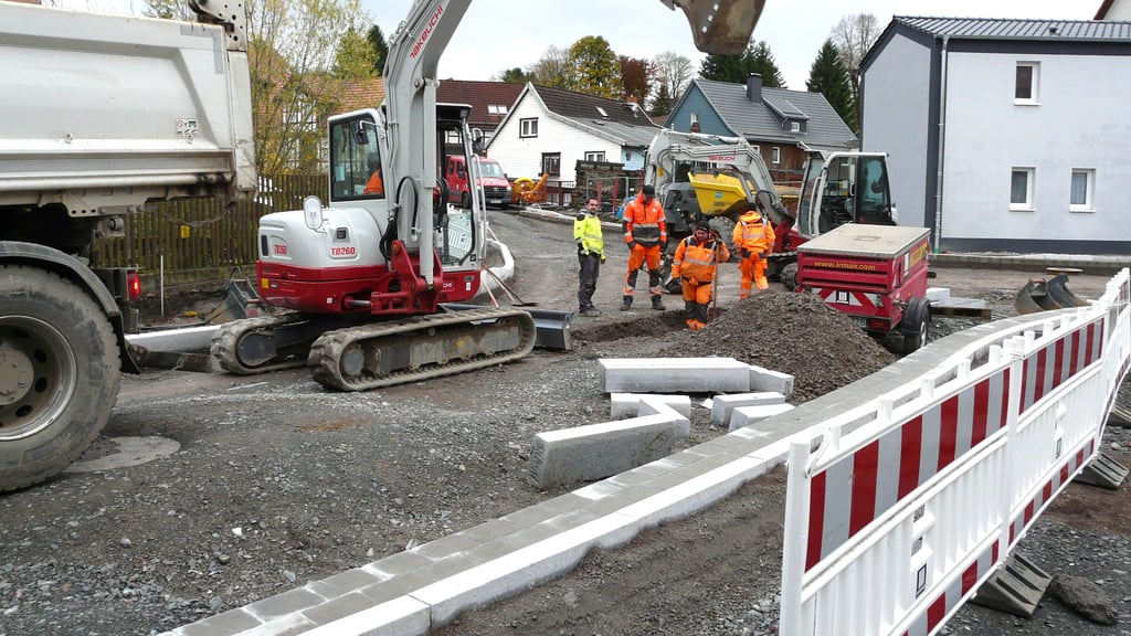 Die Baustelle Töpfermarkt in Benneckenstein wird länger dauern als von der Landesstraßenbaubehörde Sachsen-Anhalt geplant. Dieses Jahr können die Arbeiten nicht mehr beendet werden.