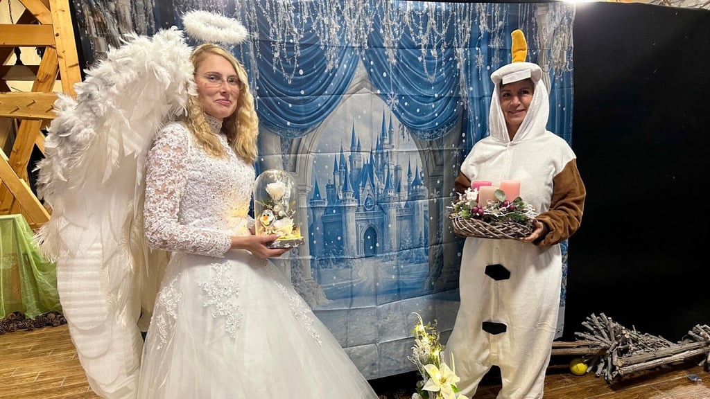 Weihnachtsengel und Schneemann Olaf laden zur floristischen Weihnachtsausstellung ein.