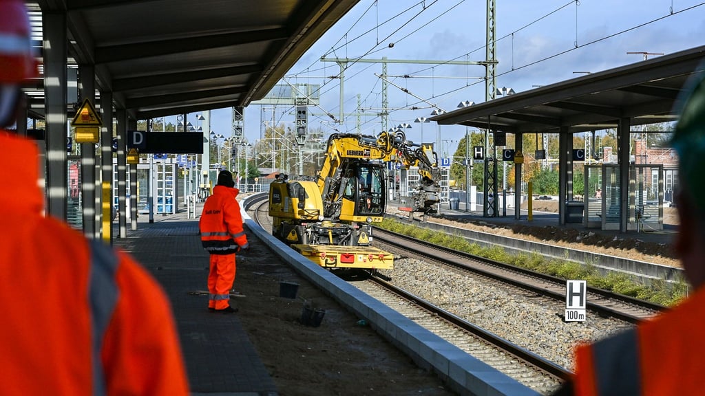 Im Bahnhof Wittenberge entsteht ein neuer Bahnsteig.