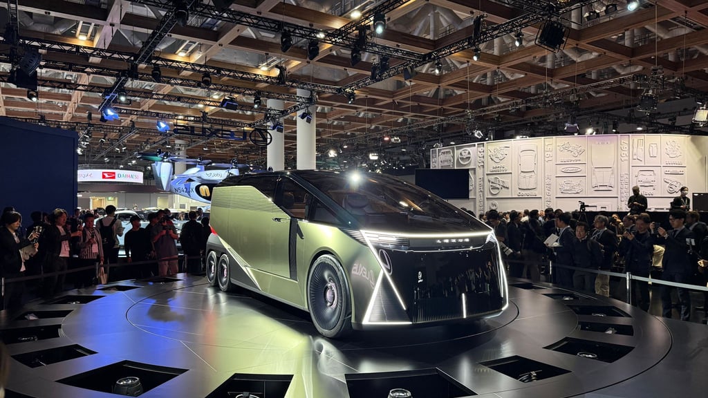 Lexus präsentierte den LS-Minivan mit sechs Rädern und viel Komfort.