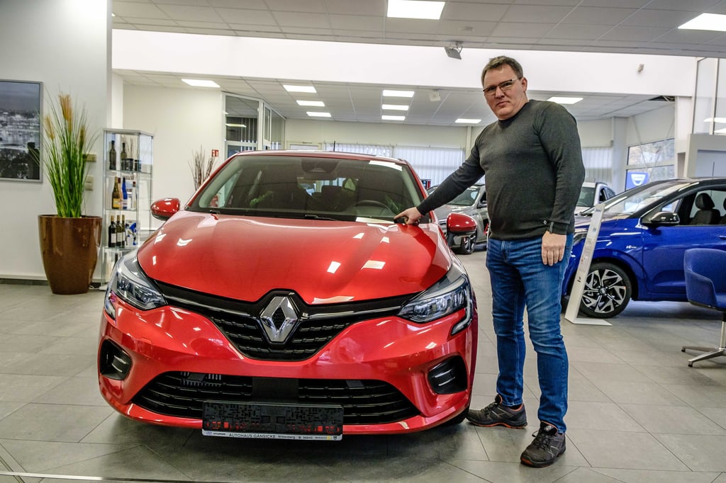 Autohändler René Peper aus Wittenberg spürt die große Nachfrage nach Gebrauchtwagen täglich.