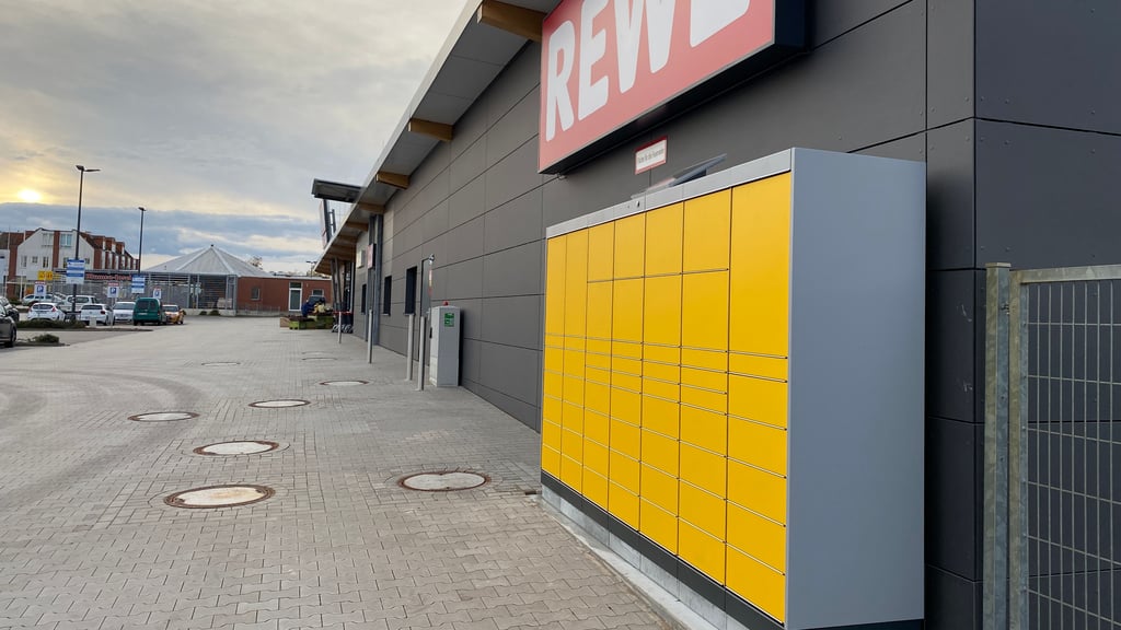 Die neue Paketstation am Rewe Markt in Burg, Conrad-Tack-Ring.