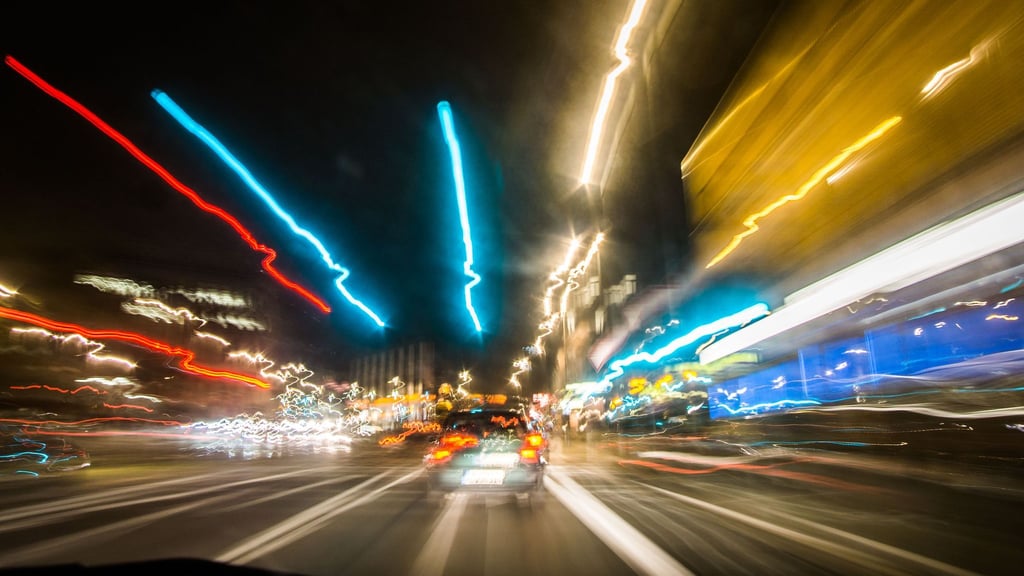 Extrem gefährlich: Wer bei Tempo 100 für eine Sekunde die Augen schließt, legt 28 Meter im Blindflug zurück.