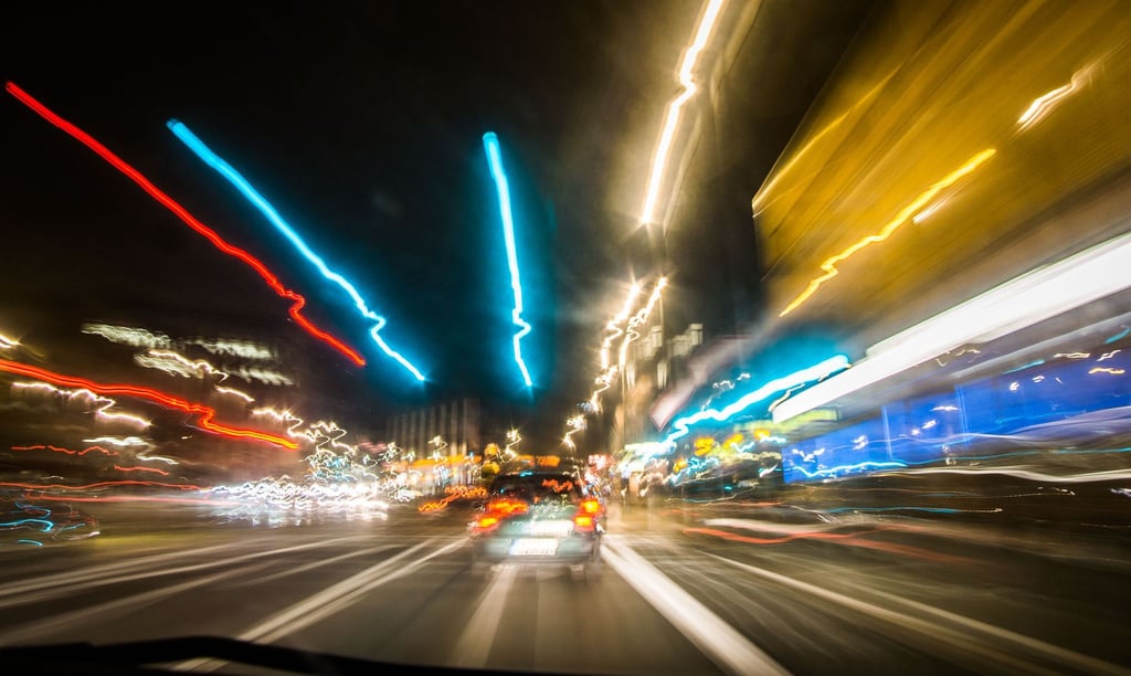 Extrem gefährlich: Wer bei Tempo 100 für eine Sekunde die Augen schließt, legt 28 Meter im Blindflug zurück.