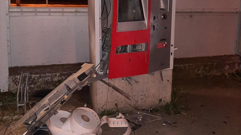 Mit einem Polenböller ist der Fahrkartenautomat gesprengt worden.