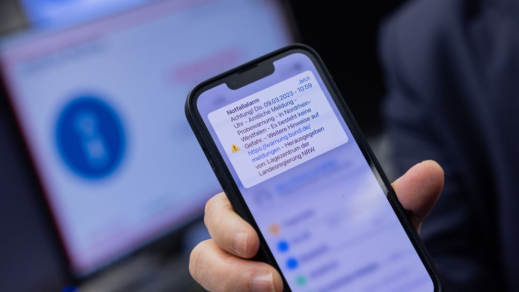 Die Aktiven Einsatzkräfte des Dessauer Katastrophenschutzes wurden bislang nur per SMS alarmiert. Das dauert viel zu lange.