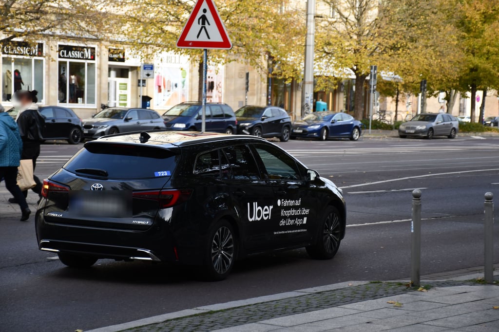 Ganz neu: Uber bietet seine Dienste nun auch in Magdeburg an. Hier ein Mietwagen vor dem Allee-Center auf der Ernst-Reuter-Allee.