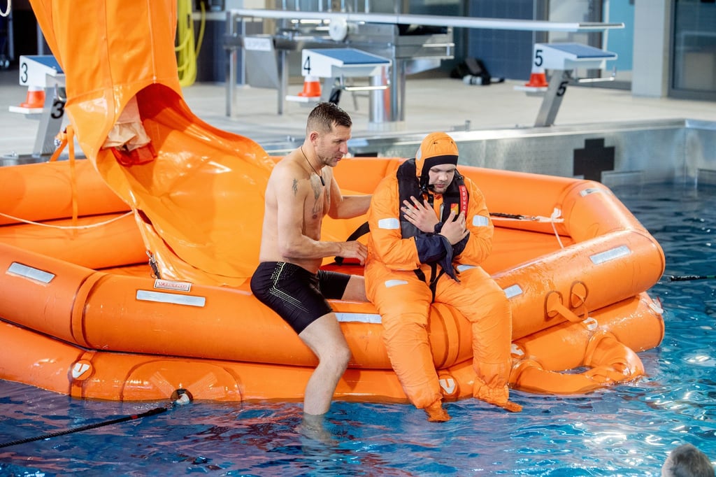 Der Sprung in eine Rettungsinsel in einem Lehrschwimmbecken gehört in Wilhelmshaven zur Grundausbildung neuer Rekruten.