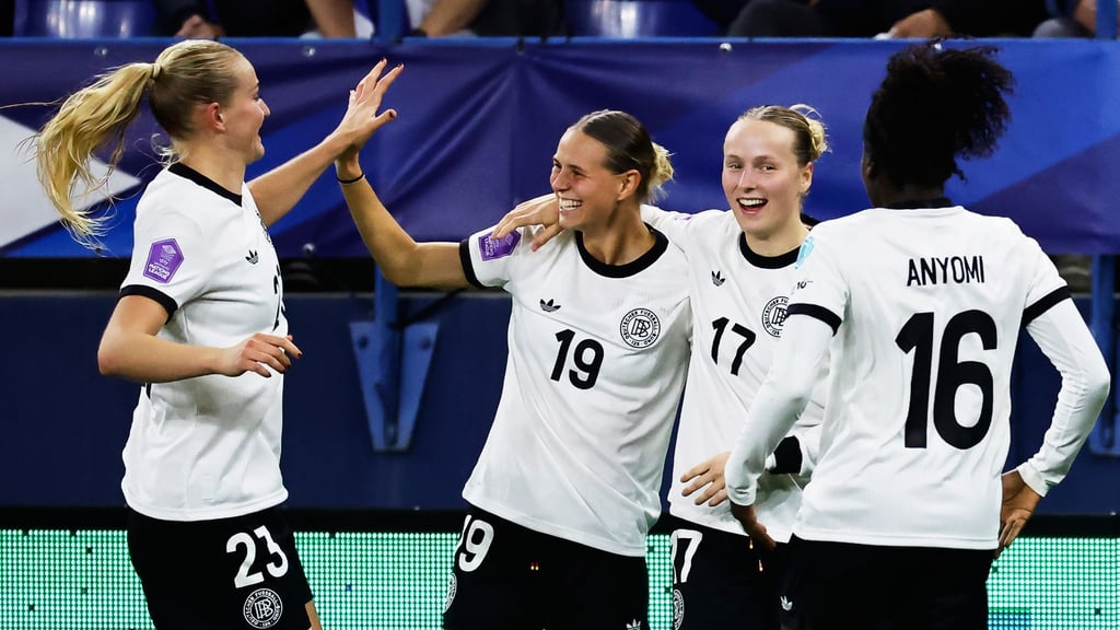 Klara Bühl (Nr. 19) freut sich über ihr Tor zum 2:1