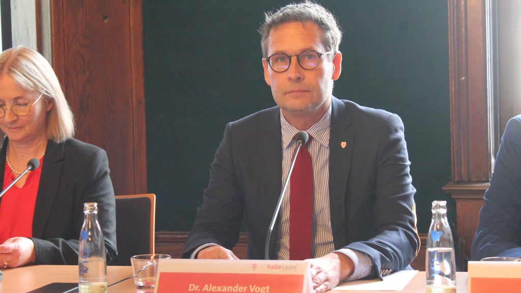 Halles Oberbürgermeister Alexander Vogt im Stadthaus