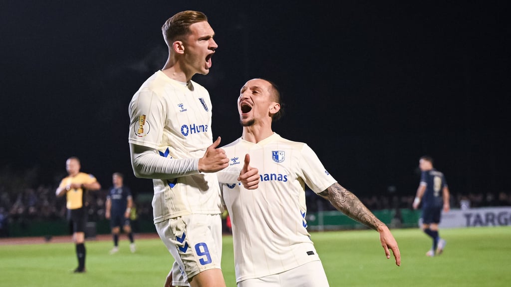 Baris Atik jubelt mit Torschütze Maximilian Breunig: Der 1. FC Magdeburg siegte im DFB-Pokal gegen den FV Illertissen.