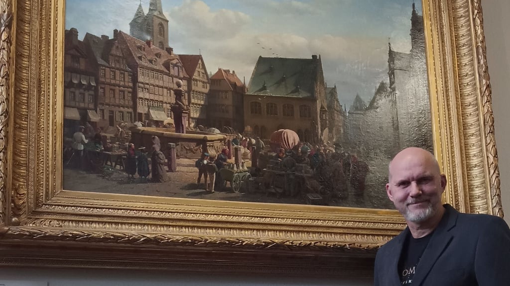 Museologe André Pohl vor „dem Schwendy“ im Städtischen Museum Halberstadt.