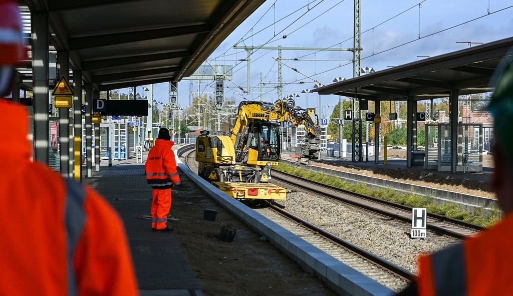 Im Bahnhof Wittenberge entsteht ein neuer Bahnsteig.