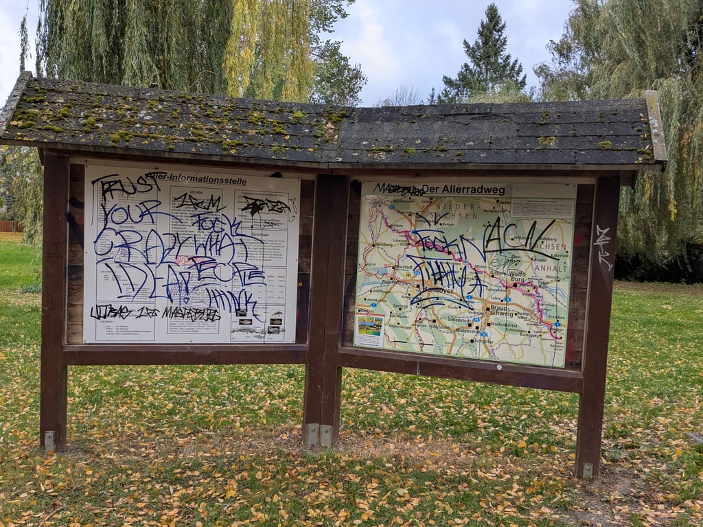 Eigentlich sollte hier ein Imagefilm für die Stadt entstehen, doch die Mitglieder des Heimatvereins müssen nun erst einmal die Infotafeln wieder reinigen.